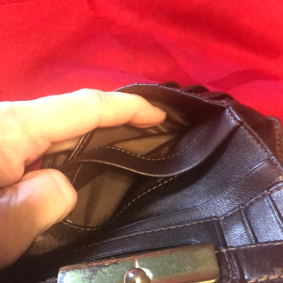PreOwned - Coach Wallet - snaps and zipper work -7 credit cards slots-5 pockets - Picture 11 of 16